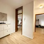 Moderne 2-zimmer-whg - Naehe Bahnhof Mit Balkon Und Stellplatz - 2 Smart-tv 아파트