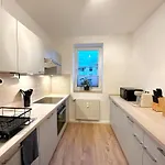 Moderne 2-zimmer-whg - Naehe Bahnhof Mit Balkon Und Stellplatz - 2 Smart-tv 아파트