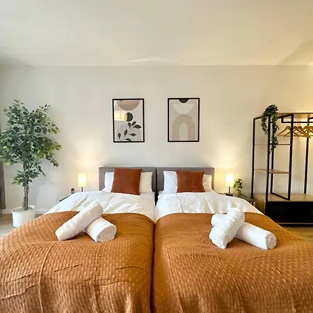 Апартаменты Moderne 2-zimmer-whg - Naehe Bahnhof Mit Balkon Und Stellplatz - 2 Smart-tv Нордерштедт