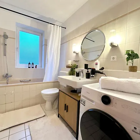 Moderne 2-zimmer-whg - Naehe Bahnhof Mit Balkon Und Stellplatz - 2 Smart-tv * Norderstedt